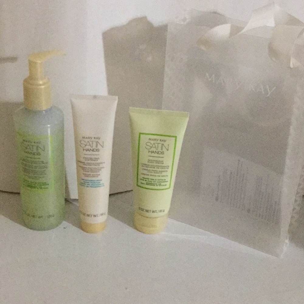 Mary Kay Satin Hands Pampering Set (NEW)